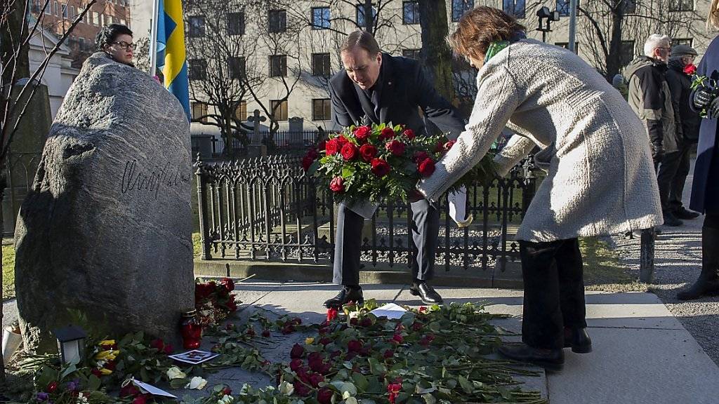 Schwedens Premierminister Löfven legt einen Strauss Rosen an Palmes Grab. Dessen Mord ist bis heute unaufgeklärt geblieben.