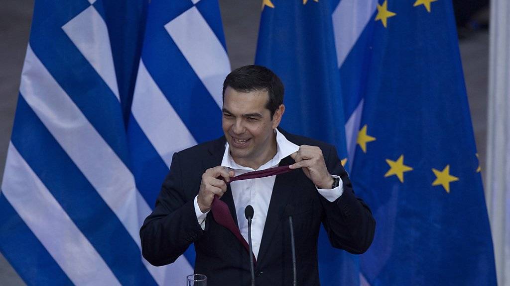 Zum Abschluss seiner Rede bindet Tsipras die Krawatte wieder los.