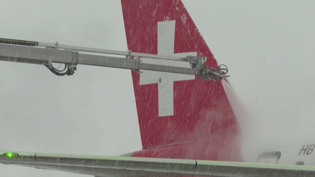 Schneefall führt zu Verspätungen und Annullierungen am Flughafen