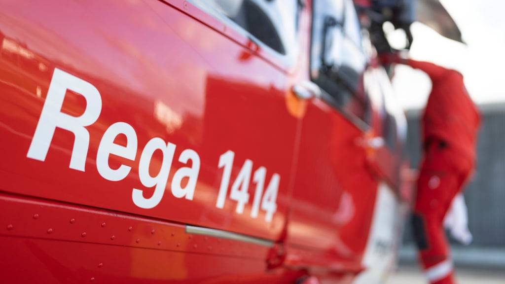 Ein Helikopter der Rega überführte den Knaben nach der Erstversorgung am Unfallort in ein Spital. (Symbolbild)