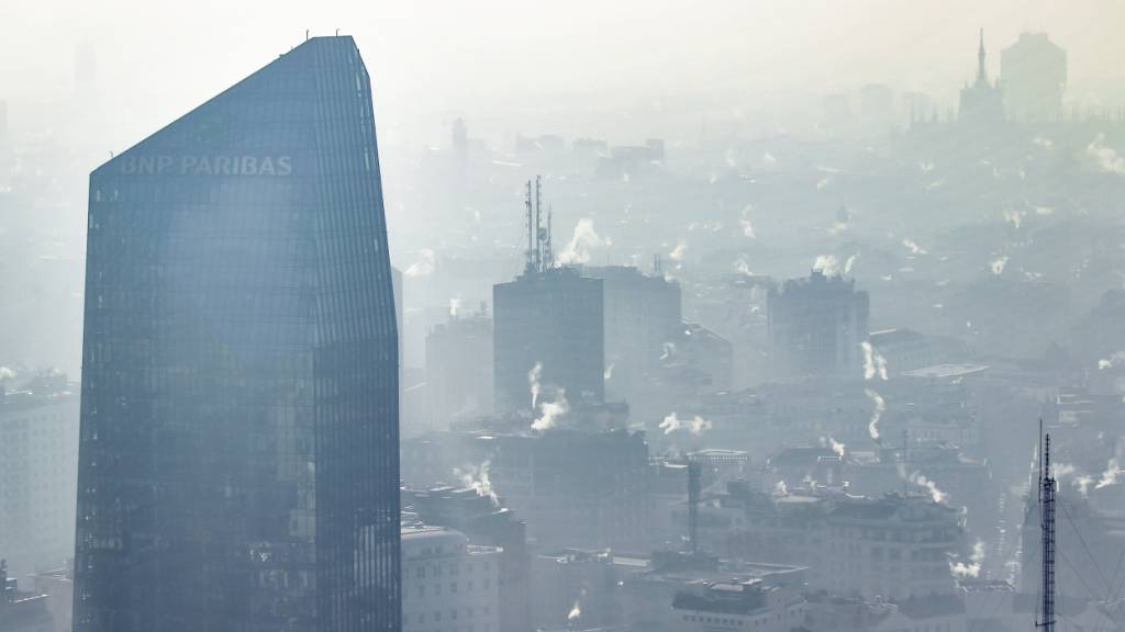 ARCHIV - Dunst, Smog und der Rauch aus Schornsteinen hängt über der Innenstadt von Mailand. Foto: Claudio Furlan/LaPresse/dpa