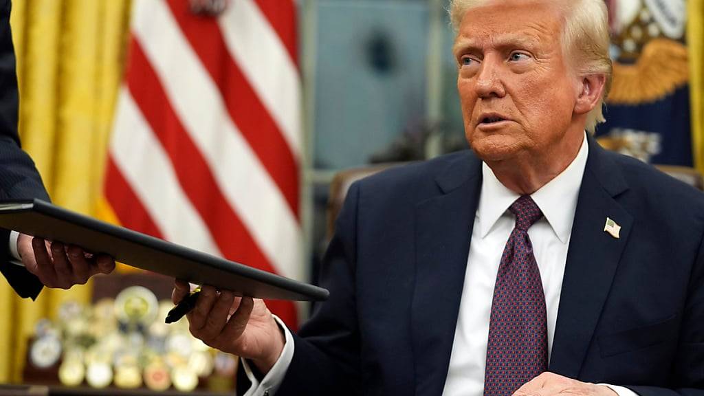 US-Präsident Donald Trump unterzeichnet Anordnungen im Oval Office des Weißen Hauses. Foto: Evan Vucci/AP/dpa