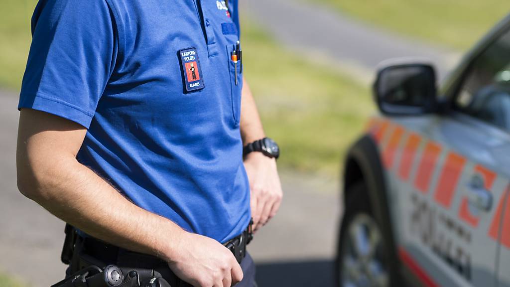 Beamte der Glarner Kantonspolizei wurden in der Nacht auf Samstag vom mutmasslichen Täter zu einem Tötungsdelikt auf einem Parkplatz gerufen. (Symbolbild)