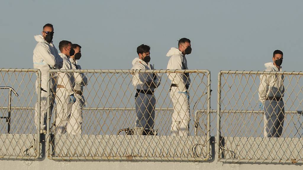 dpatopbilder - Sicherheitspersonal steht auf dem italienischen Marineschiff Libra, als es mit der ersten Gruppe von Migranten, die in internationalen Gewässern abgefangen wurden, in den Hafen von Shengjin im Nordwesten Albaniens einläuft. Foto: Vlasov Sulaj/AP