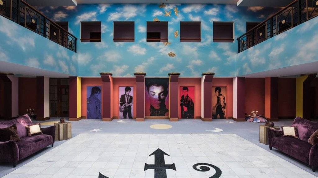 Für einen Blick in das Atrium von Prince' Studiokomplex Paisley Park nahmen Fans die über 1000 Kilometer lange Anreise in Kauf.