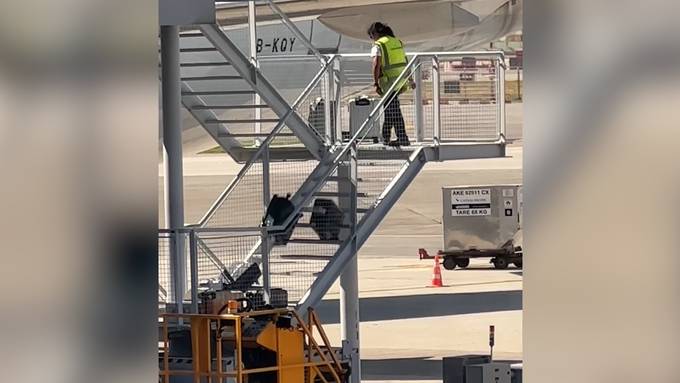 Flughafenmitarbeiterin wirft Koffer durch die Gegend