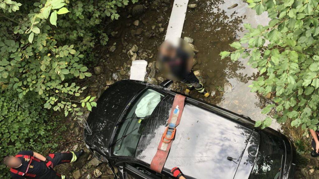 Das Auto des Junglenkers landete im Bach und verursachte dort eine Ölverschmutzung.