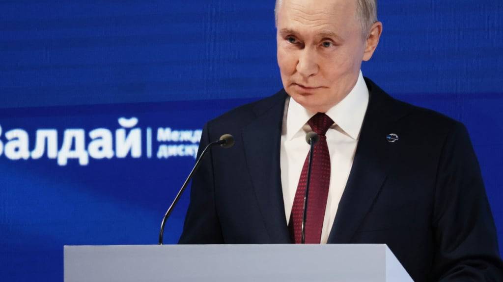 Wladimir Putin bei einem Treffen im Valdai Discussion Club im Schwarzmeerort Sotschi. Foto: Mikhail Metzel/Pool Sputnik Kremlin/AP/dpa