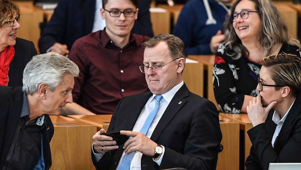 Der Linke-Politiker Bodo Ramelow (M) ist im ostdeutschen Bundesland Thüringen im dritten und letzten Wahlgang zum Ministerpräsidenten gewählt worden.