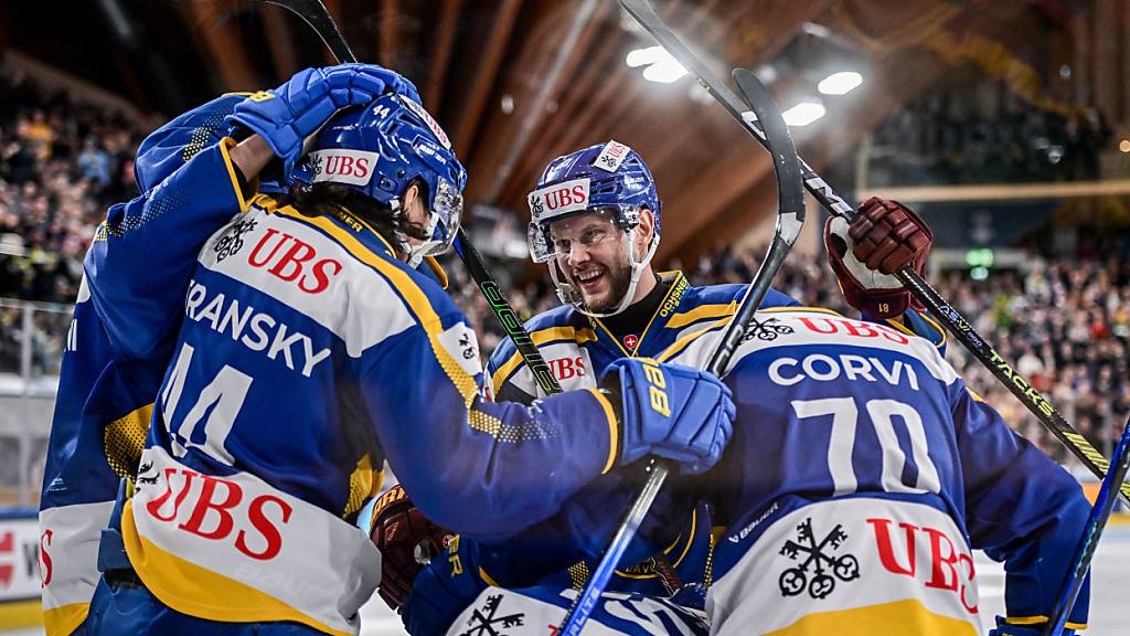 Die Davoser Spieler feiern den Halbfinal-Einzug am Heimturnier