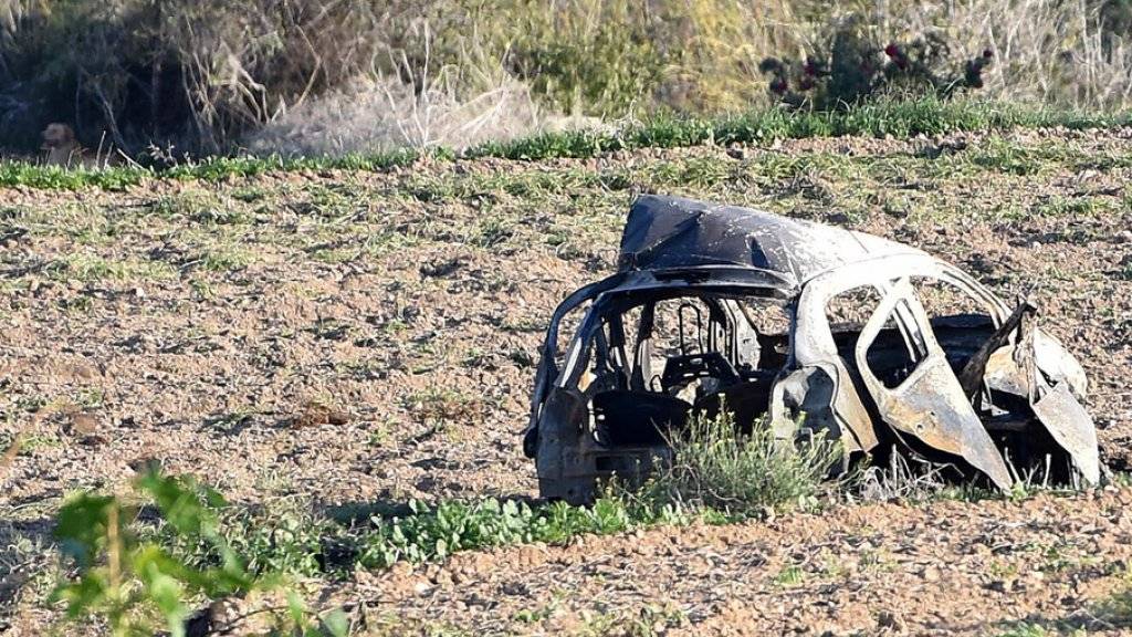 Nach dem Autobombenanschlag liegt das Wrack des Wagens von Daphne Caruana Galizia auf einem Feld. Die 53-jährige Investigativjournalistin prangerte in ihren Artikeln wiederholt Korruption auf der Mittelmeerinsel Malta an.