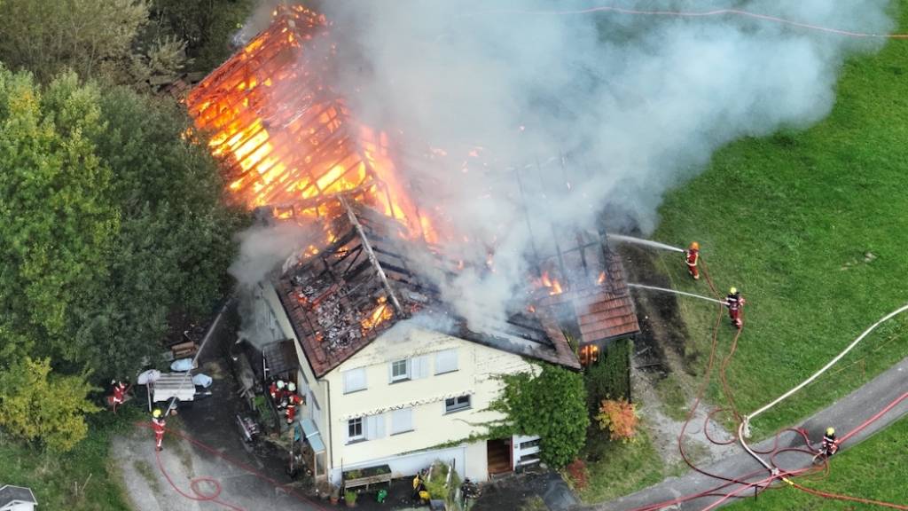 Als die Feuerwehr eintraf, stand die angebaute Scheune in Goldingen bereits in Vollbrand.