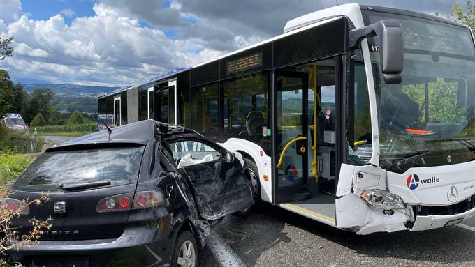 21-jährige Autolenkerin prallt in Zufikon in Linienbus