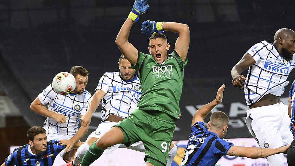 Atalantas Torhüter Pierluigi Gollini verletzt sich bei der Szene in der 1. Minute, die zur 1:0-Führung für Inter Mailand führte