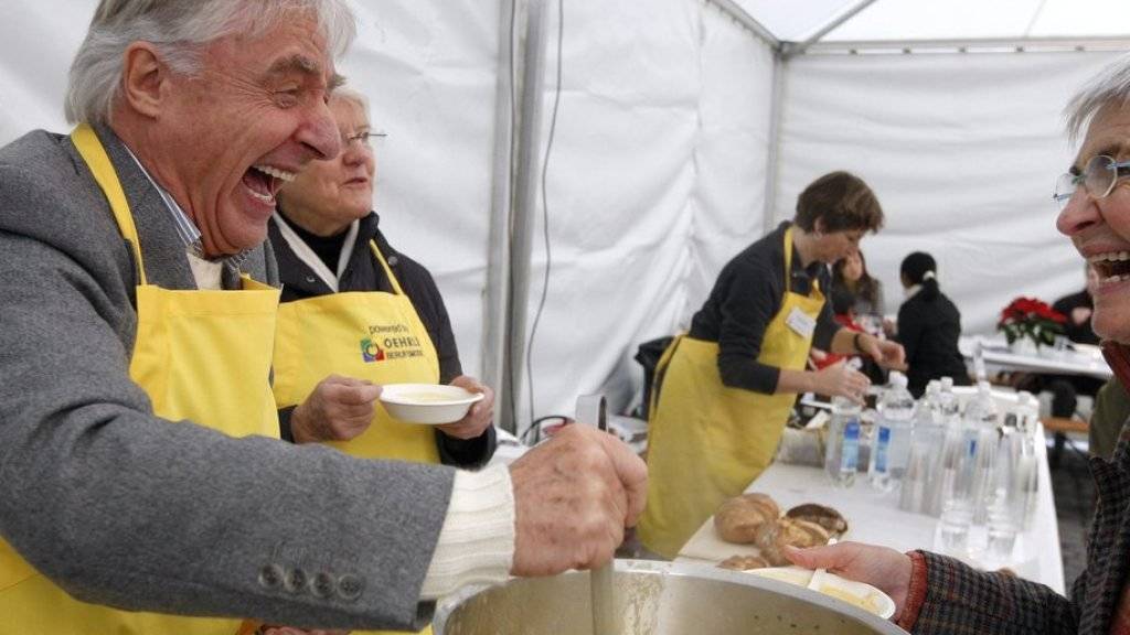 Morgen ist wieder nationaler Suppentag, dann brocken Prominente - wie hier Emil Steinberger 2009 - Passanten für einen wohltätigen Zweck die Suppe ein (Archiv).