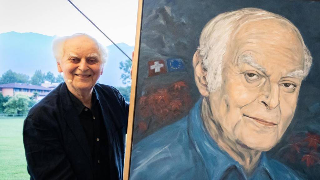 Adolf Muschg mit seinem Porträt von der Künstlerin Tania Jacobi und dem Präsidenten der Hans Ringier Stiftung Frank A. Meyer.