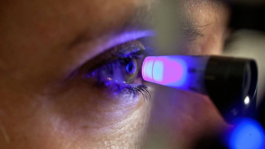Mit Augenkrankheiten befasst sich ein neues Forschungsinstitut, das in Basel gegründet wurde. Pro Jahr stehen den Wissenschaftlern 20 Millionen Franken zur Verfügung. (Symbolbild)