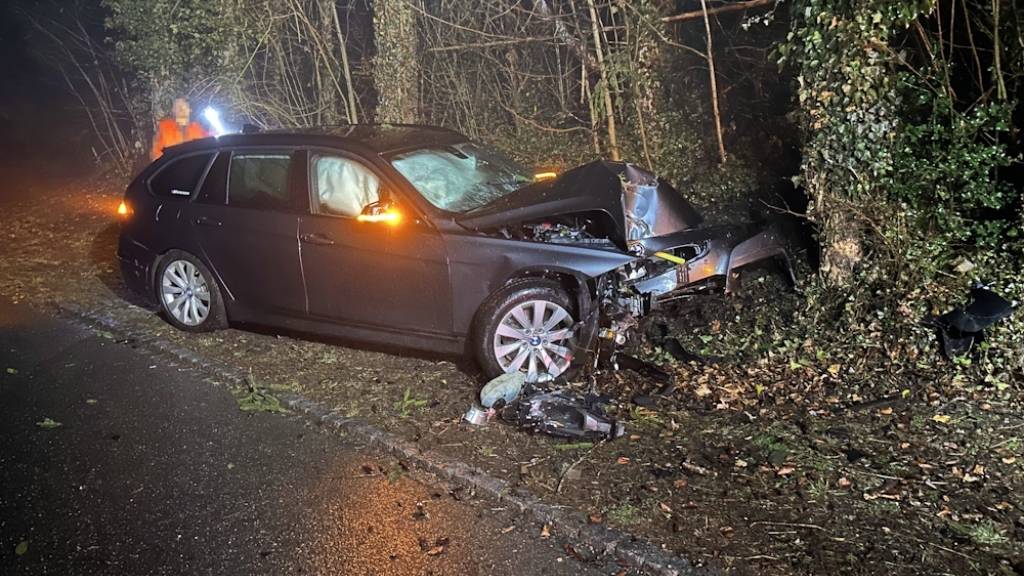 25-jähriger Autofahrer prallt in Niederwil SG gegen Baum