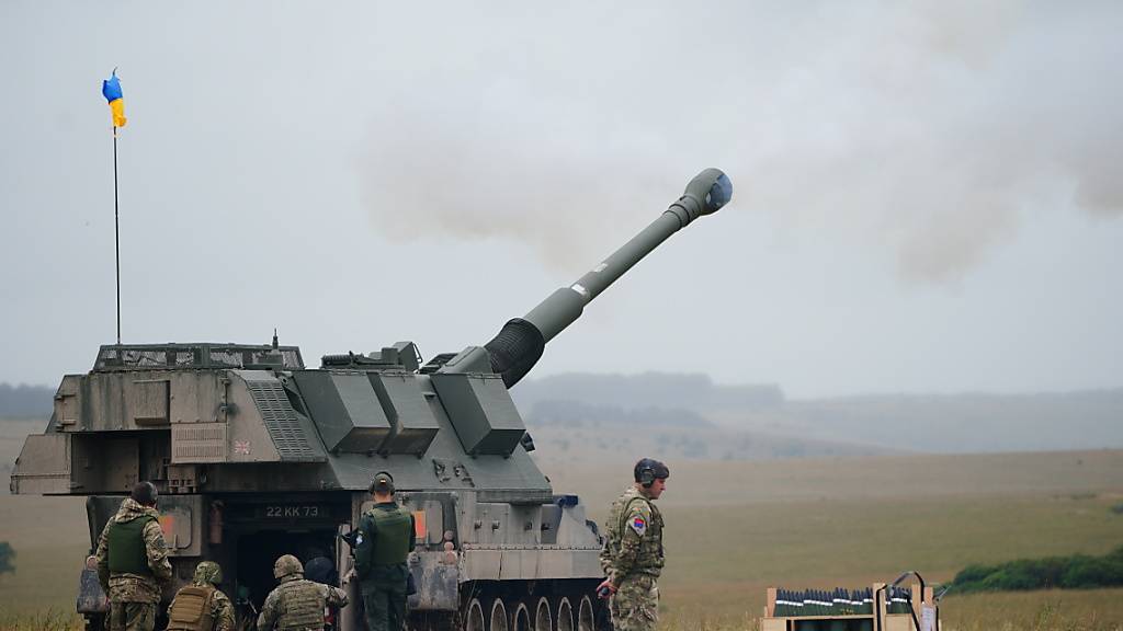 Ukrainische Artilleristen feuern unter der Aufsicht von Ausbildern der britischen Armee zum Abschluss ihrer Ausbildung in Südwestengland die von Großbritannien gespendeten AS90 155mm Artilleriegeschütze ab. Foto: Ben Birchall/PA Media/dpa