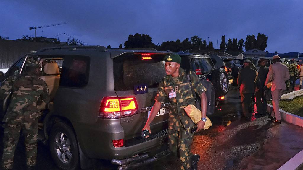 Die Generalstabschefs der verschiedenen ECOWAS-Länder verlassen das Burma-Camp am Ende eines zweitägigen außerordentlichen Treffens in Accra, Ghana. Foto: Richard Eshun Nanaresh/AP/dpa