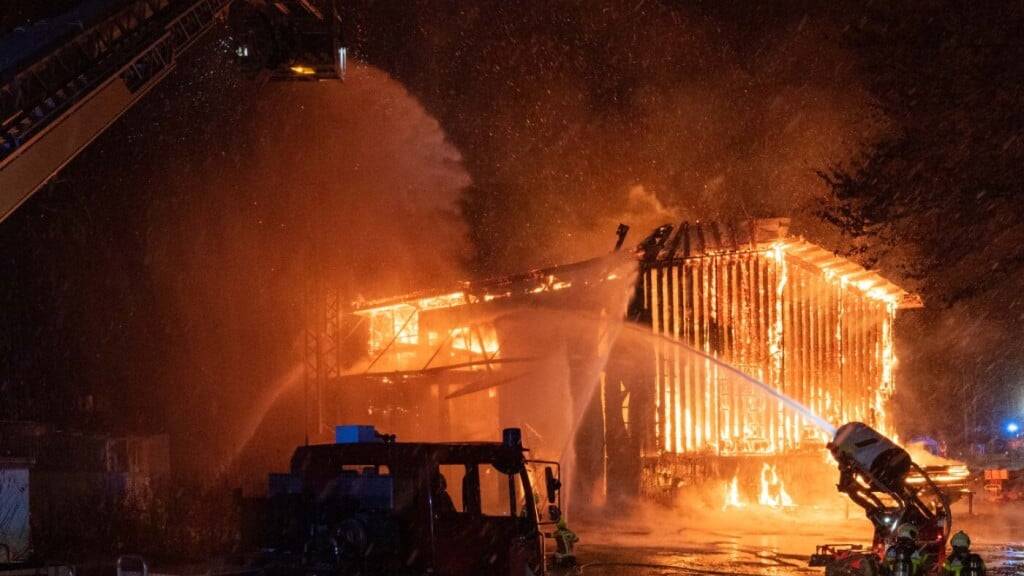 Die Werkhalle in Giswil OW brannte am letzten Donnerstag vollständig nieder. (Archivaufnahme)