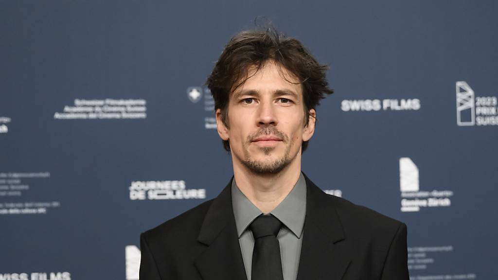 Der Luzerner Regisseur Michael Koch hat mit seinem Film «Drii Winter» den Schweizer Filmpreis 2023 in der Kategorie «Bester Spielfilm» gewonnen.