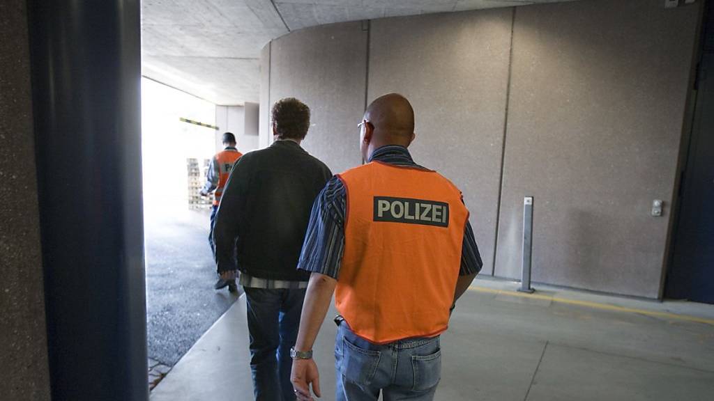 Im vergangene Jahr wurden fast 2000 Landesverweise ausgesprochen. Im Bild: Ausschaffung eines Verurteilten am Flughafen Zürich. (Archivbild)