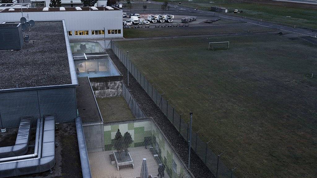 Die Nationale Kommission zur Verhütung von Folter untersuchte unter anderem die Vorgänge im Flughafengefängnis in Kloten, wo auch Ausschaffungshäftlinge untergebracht sind. (Archiv)