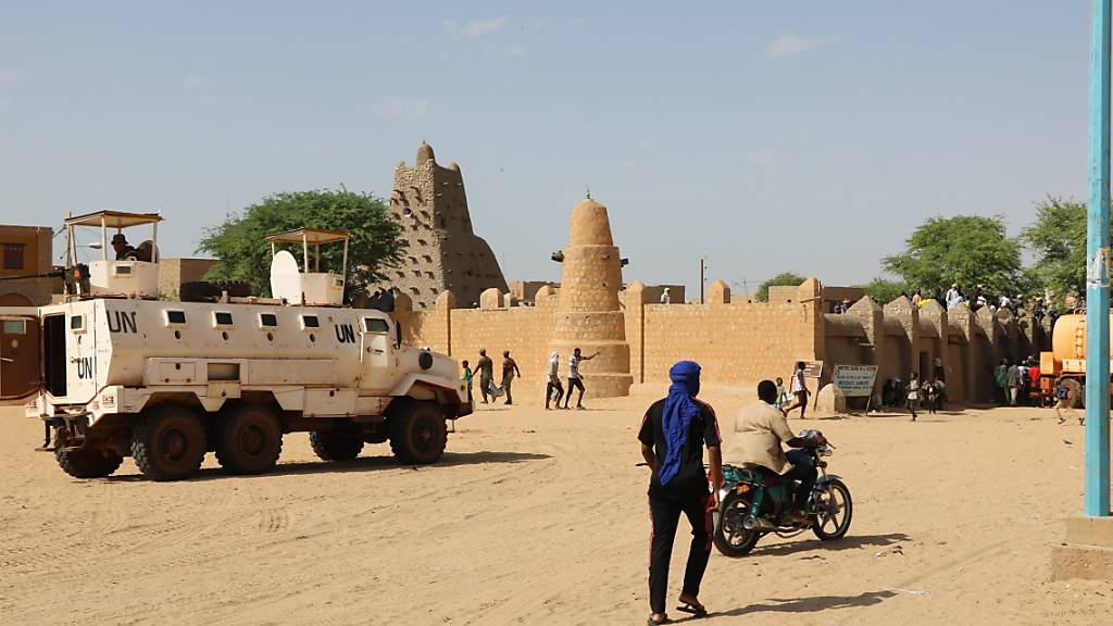 ARCHIV - Streitkräfte der Vereinten Nationen patrouillieren im September 2021 in den Straßen von Timbuktu. Foto: Moulaye Sayah/AP/dpa