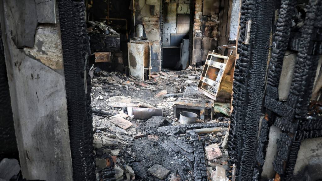 Ein ausgebranntes Zimmer in einem durch einen russischen Drohnenangriff zerstörten Haus im Bezirk Odessa in der Region Odessa, Ukraine, zerstört. Foto: Nina Liashonok/Ukrinform/dpa