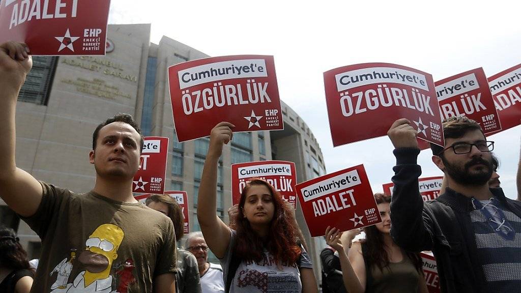 «Gerechtigkeit und Freiheit für Cumhuriyet», forderten Demonstranten mit Plakaten vor dem Gericht in Istanbul.
