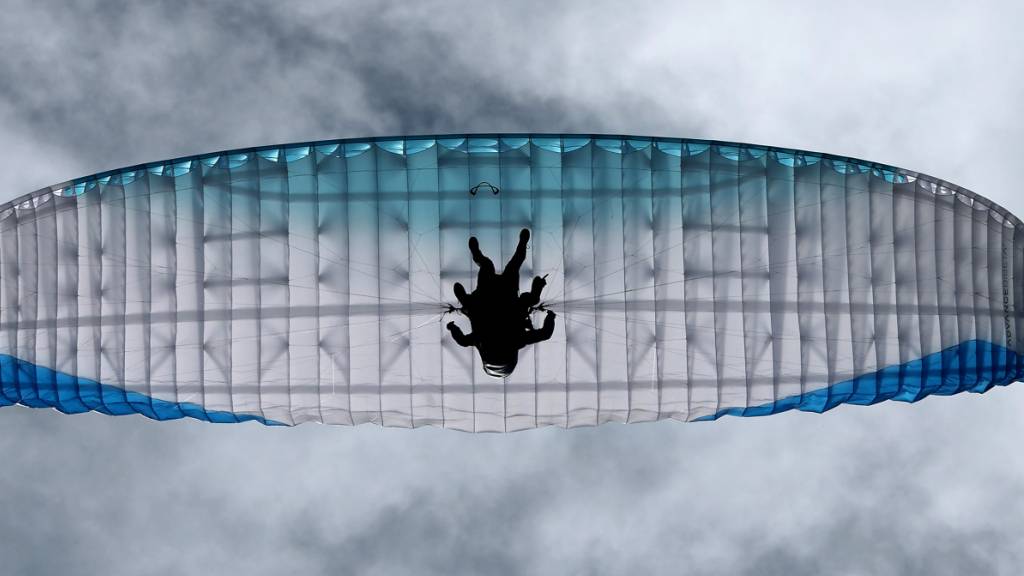 Ein 48-jähriger Gleitschirmpilot stürzte am Sonntag in Vättis SG ab. (Symbolbild)