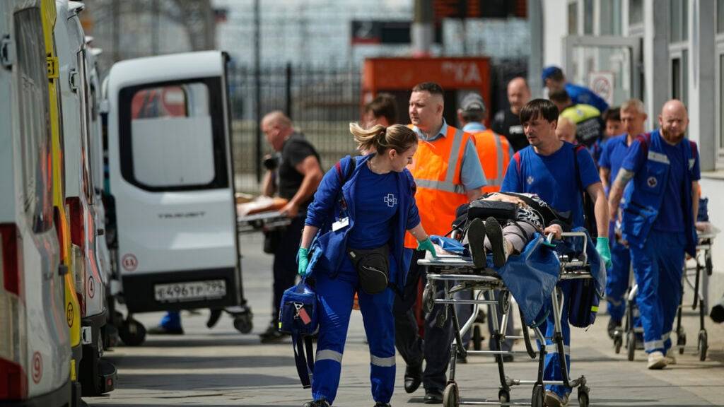 Rettungssanitäter transportieren einen verletzten Passagier am Bahnhof in Moskau, nachdem eine Straßenbrücke über einem Personenzug in der Region Brjansk an der russischen Grenze zur Ukraine eingestürzt ist. Foto: Uncredited/AP/dpa