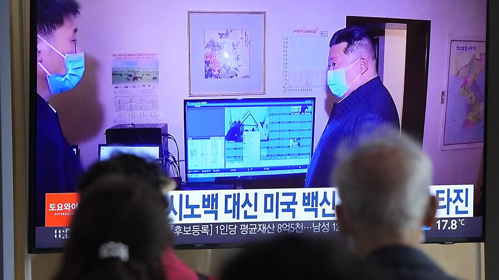 Kim Jong Un in einer Nachrichtensendung, die in einem Bahnhof in Seoul zu sehen ist. Foto: Ahn Young-Joon/AP/dpa