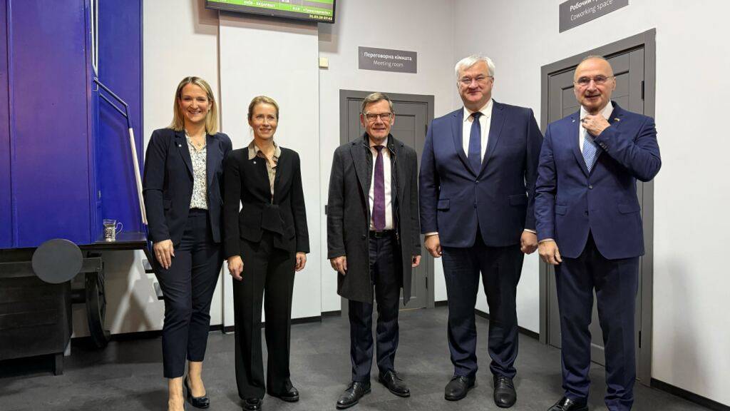 Der ukrainische Außenminister Andrij Sybiha (2.v.r) begrüßt die Teilnehmer des informellen Ministertreffens in Kiew. Foto: Ansgar Haase/dpa