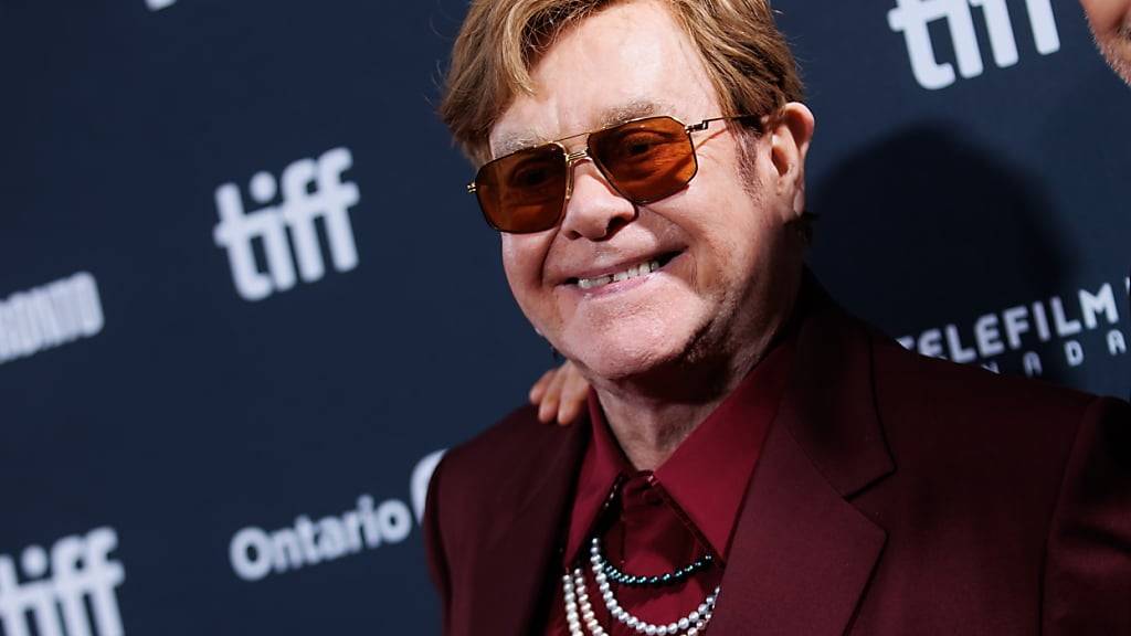 Elton Johnvauf dem roten Teppich zur Premiere von «Elton John: Never Too Late». Foto: Cole Burston/Canadian Press via ZUMA Press/dpa - ACHTUNG: Nur zur redaktionellen Verwendung und nur mit vollständiger Nennung des vorstehenden Credits