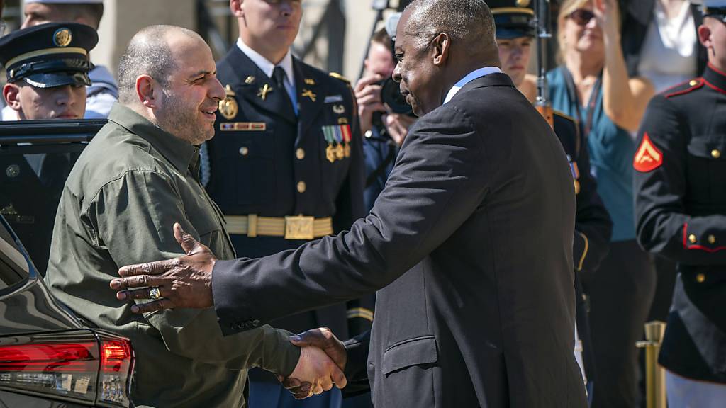 Verteidigungsminister Lloyd Austin (r) begrüßt seinen ukrainischen Amtskollegen Rustem Umjerow in Washington. Foto: Jacquelyn Martin/AP/dpa