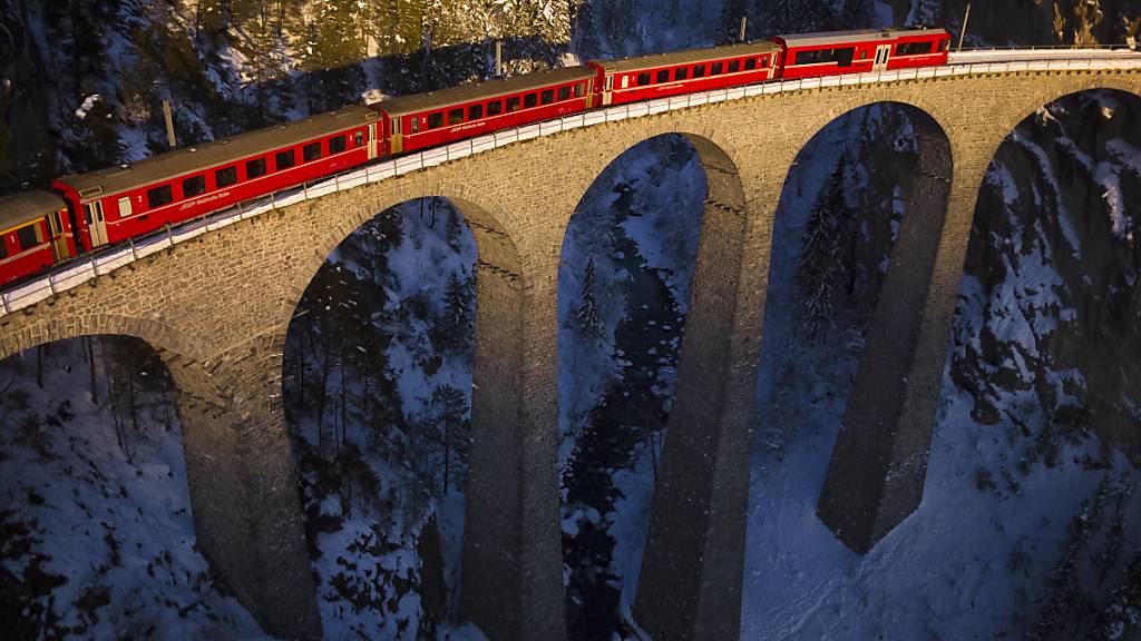 Ein Zug der Rhätischen Bahn fährt über das Landwasser-Viadukt. Die Bahn sorgt in Graubünden zurzeit mit Angebotskürzungen für Negativschlagzeilen. (Archivbild)