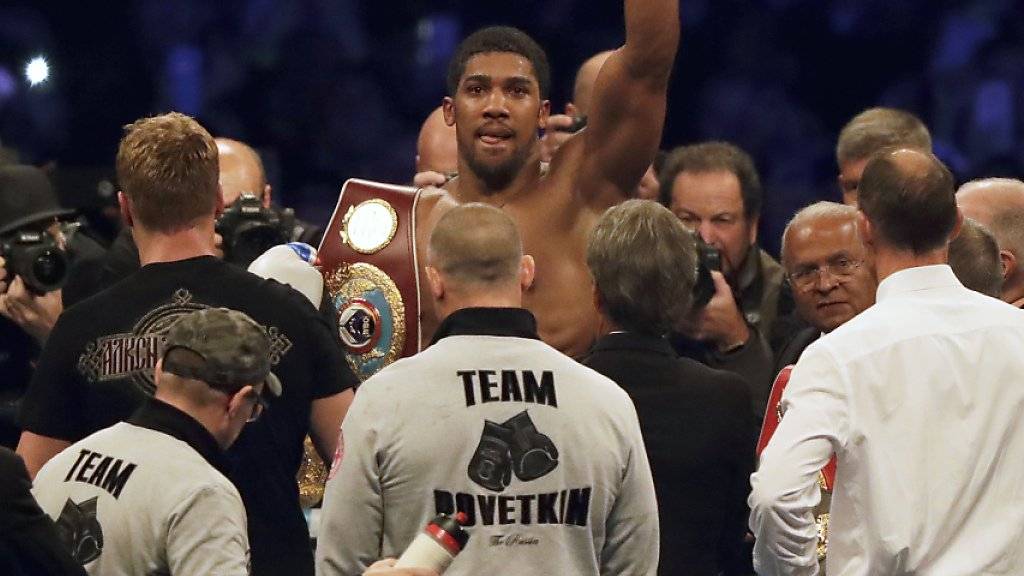 Anthony Joshua (Bildmitte) behält seine WM-Gürtel