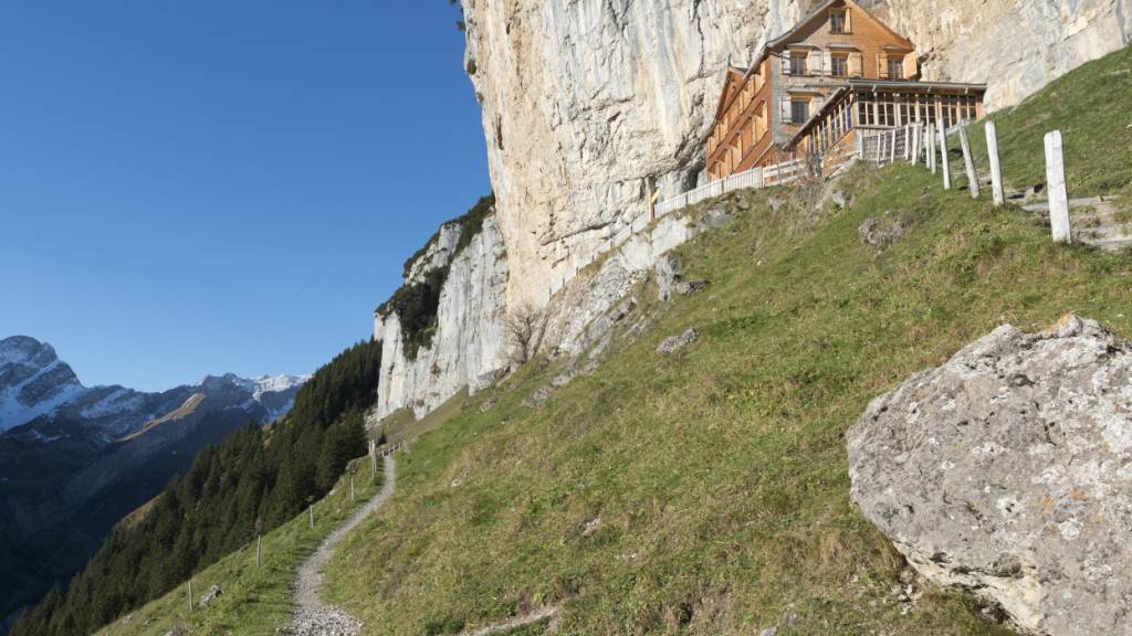 Das Appenzellerland soll künftig touristisch einheitlich vermarktet werden. Im Bild zu sehen ist das bei Touristen beliebte Berggasthaus Äscher. (Archivbild)