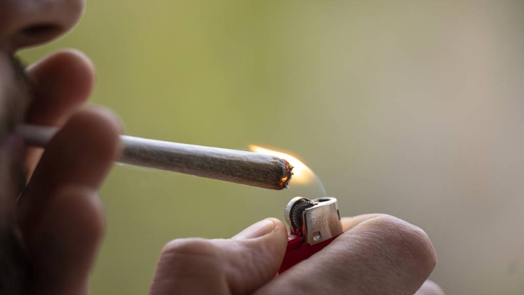 Cannabis wird zunehmend per Rezept verschrieben. Doch insbesondere bei psychischen Erkrankungen gibt es grosse Zweifel an seinem Nutzen. Dafür hat es Risiken. (Symbolbild)