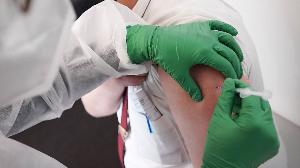 Ein Impfberechtigter erhält eine Spritze mit dem Wirkstoff von Moderna. Foto: Jörg Carstensen/dpa