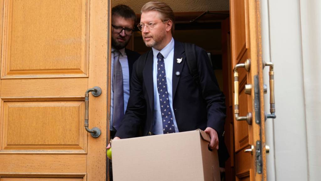 ARCHIV - Nikolai Rybakow, Vorsitzender der Partei Jabloko, trägt eine Kiste mit Unterlagen, als er das Oberste Gericht Russlands verlässt, nachdem dort eine Berufung in einem Rechtsstreit verhandelt wurde, in dem es darum ging, die Partei von den bevorstehenden Parlamentswahlen auszuschließen. Die wegen ihrer Kritik an Moskaus Angriffskrieg gegen die Ukraine verfolgte Oppositionspartei Jabloko bleibt von der Parlamentswahl ausgeschlossen. (zu dpa: «Putins Kriegswahl - Russland bestimmt neues Parlament») Foto: Pavel Bednyakov/AP/dpa