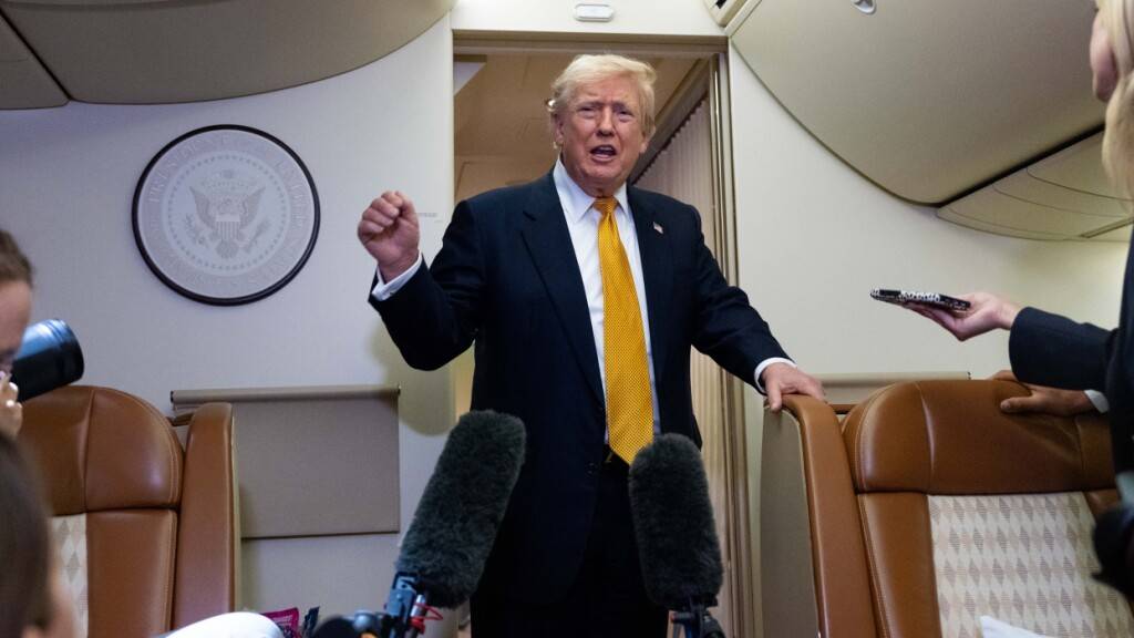 dpatopbilder - Präsident Donald Trump spricht nach der Landung auf dem Stützpunkt der US-Luftwaffe bei der RAF Mildenhall an Bord der Air Force One mit Reportern. Foto: Alex Brandon/AP photo/dpa