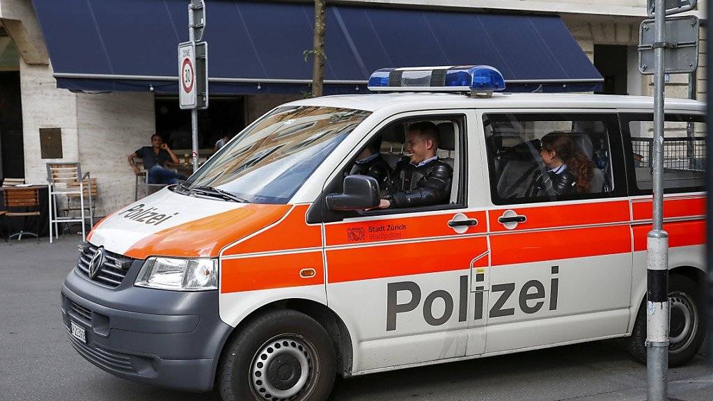 Wegen einer Bombendrohung ist die Polizei am Freitagabend in Zürich mit einem Grossaufgebot ausgerückt. (Archivbild)