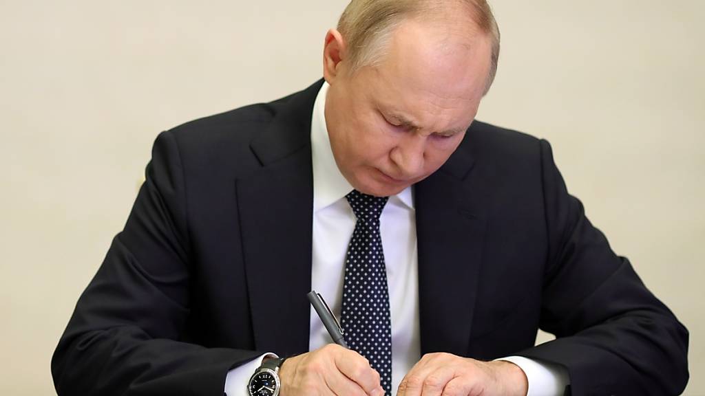 Wladimir Putin verzichtete wegen der Corona-Pandemie auf die Teilnahme am Klimagipfel. Foto: Evgeniy Paulin/Pool Sputnik Kremlin/AP/dpa