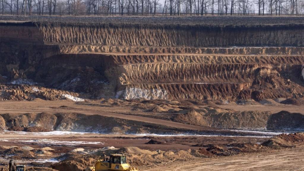 ARCHIV - Blick in einen Ilmenit-Tagebaus in einer Schlucht in der Region Kirowohrad. In der Ukraine werden wertvolle Rohstoffe abgebaut. Die USA wollen davon etwas abhaben. Foto: Efrem Lukatsky/AP/dpa