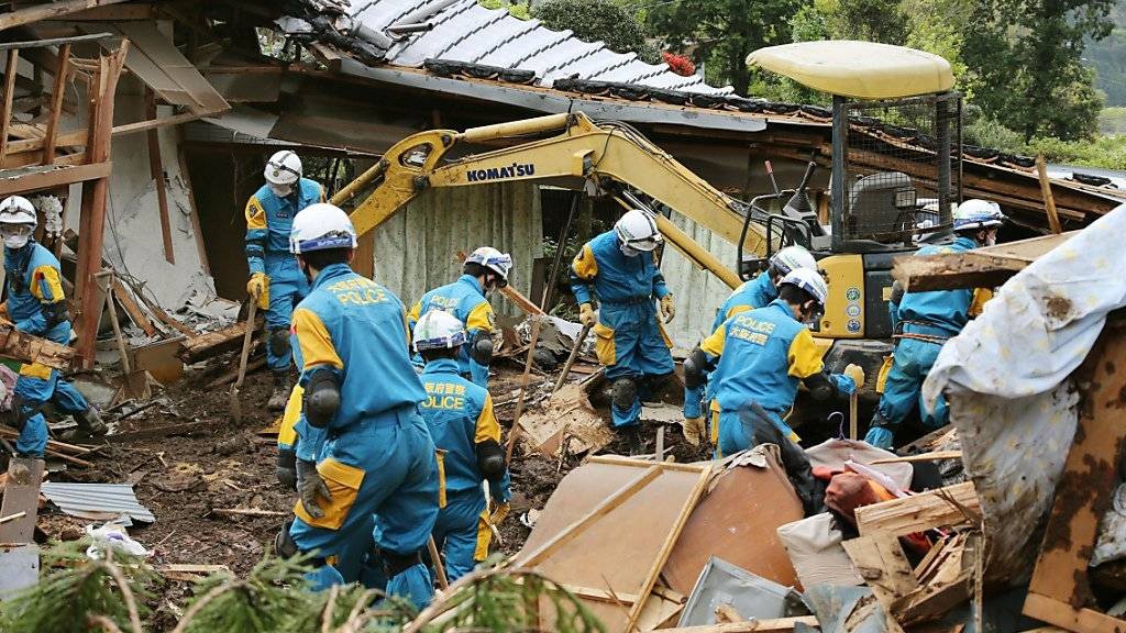 Rettungskräfte suchen nach den Erdbeben in Japan weiter nach Vermissten: Schwere Regenfälle erschweren die Arbeiten.