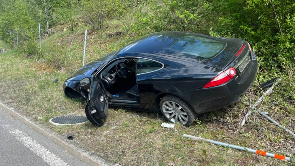 Beim Unfall bei der Werkausfahrt Emmen Süd entstand hoher Sachschaden.