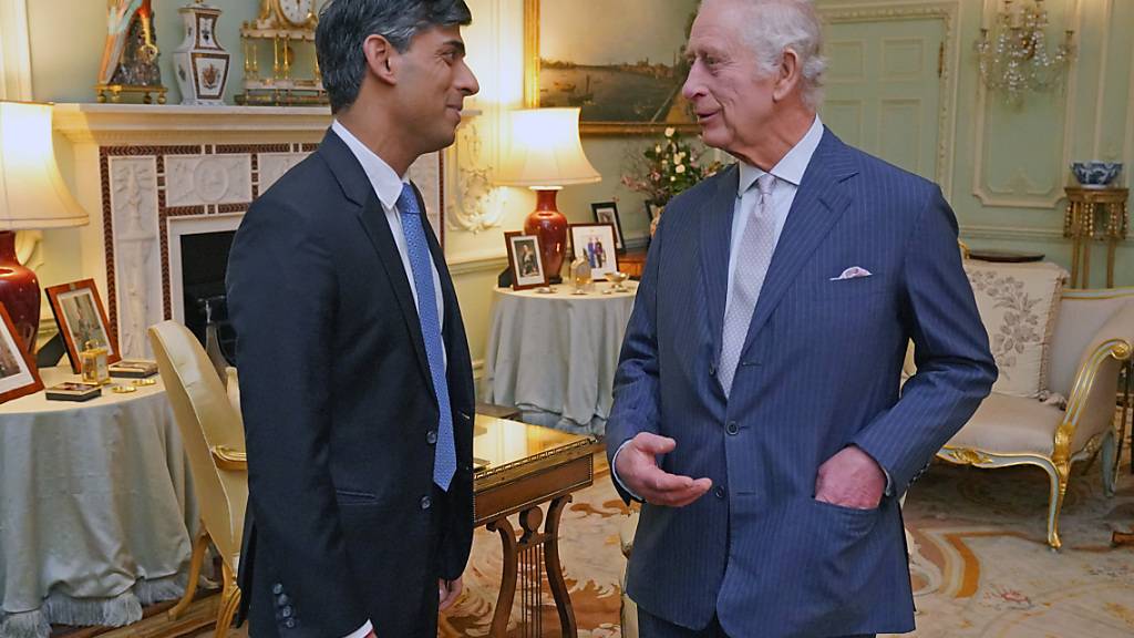 König Charles III. empfängt Premierminister Rishi Sunak (l) im Buckingham-Palast. Foto: Jonathan Brady/PA Wire/dpa
